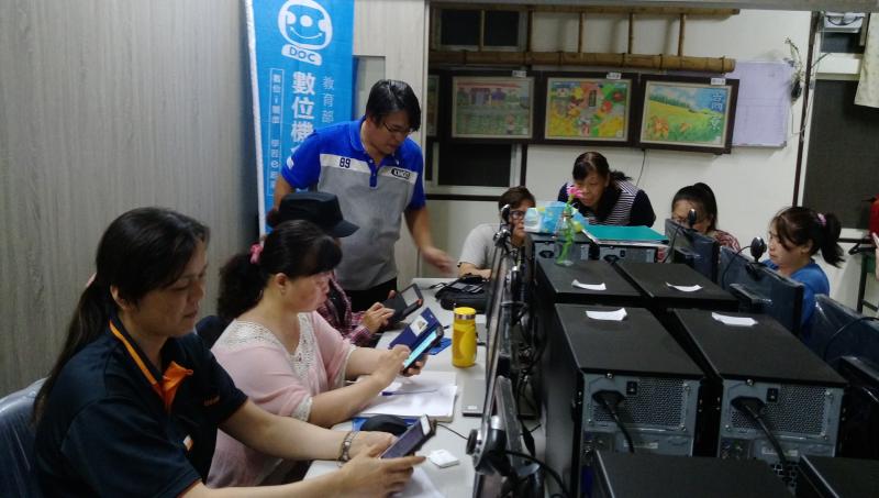 老師講解步驟  學員認真學習