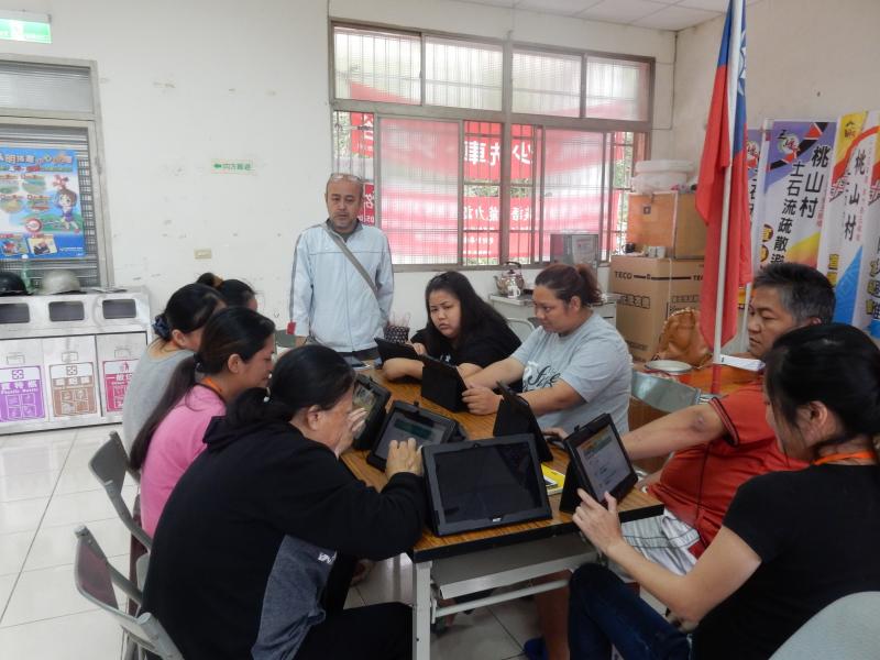 老師教學員上族語網站-族語E樂園操作，讓學員多多練習母語