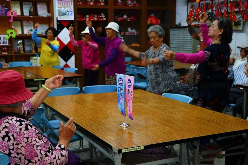 學員開心的學習數位應用，健康一起來動一動