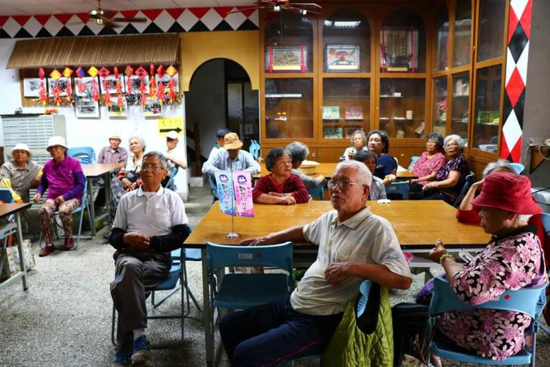 講師與學員上課畫面