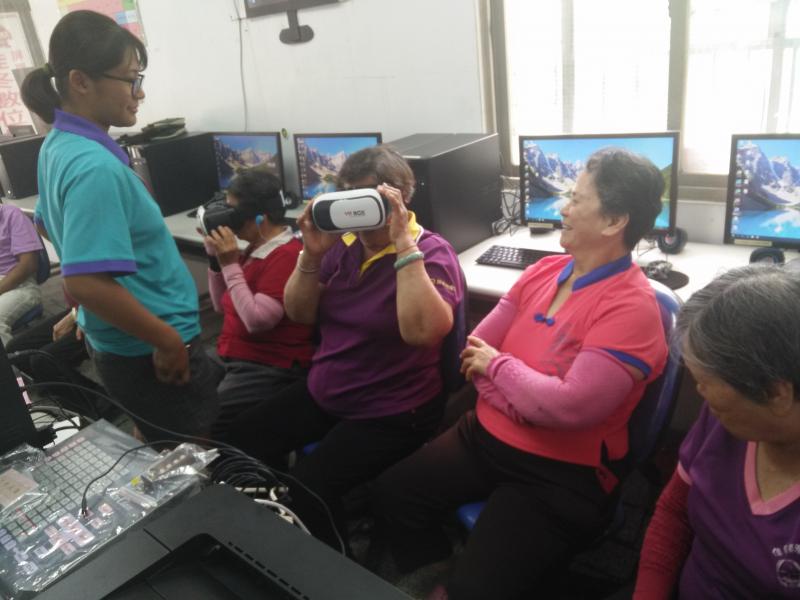 長者們第一次體驗VR非常驚喜! 還會一直敘述看到的生動景物喔