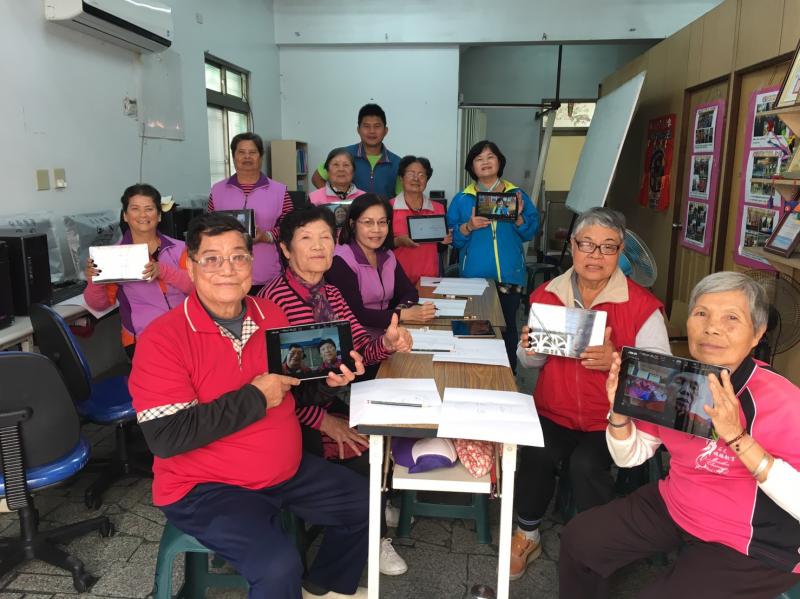 很多長輩第一次拍照，回家後也開始拿起自己的手機拍照。一回生二回熟，很多長輩之後都在曬孫子照呢