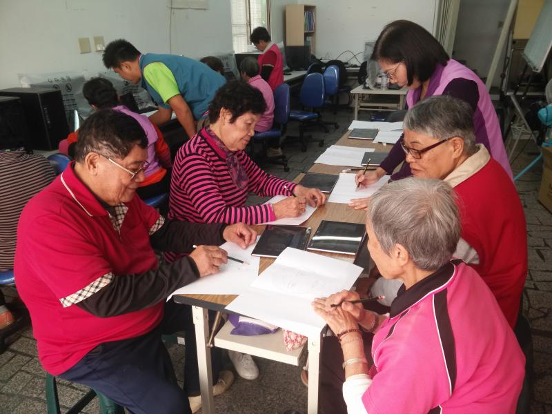 長輩們努力的畫出自己~ 刺激腦細胞年輕10歲喔