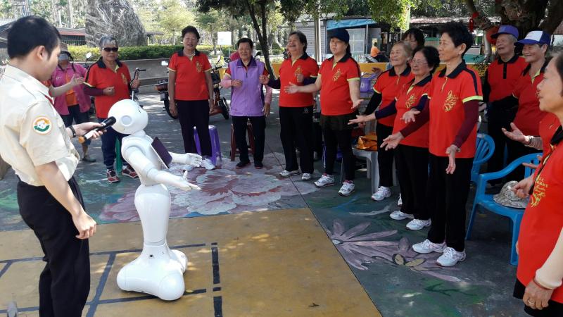 第一次看到機器人，很新奇，很期待再一次體驗呢