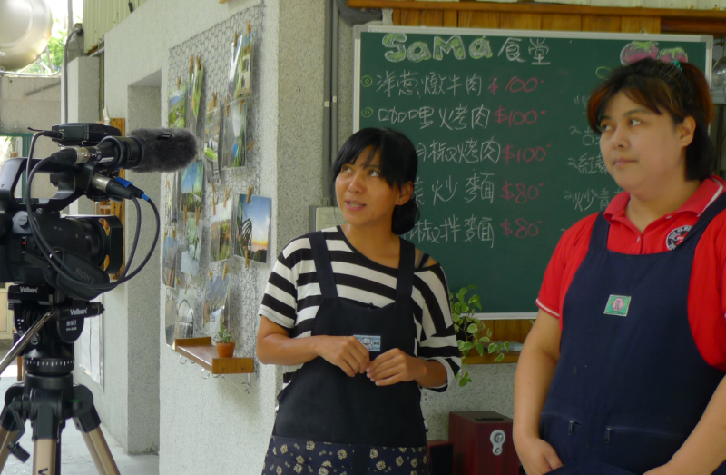 以採訪的方式，帶領學員學習如何動、靜態拍攝