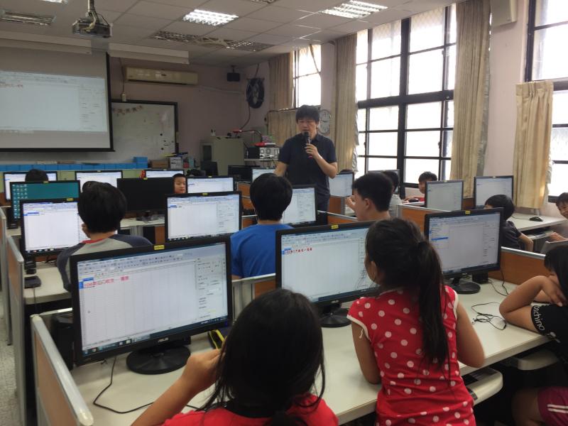 老師請學員下載並安裝自由軟體「Calc」，建立零用錢收支一覽表、修改文字「大小、顏色、字型」。