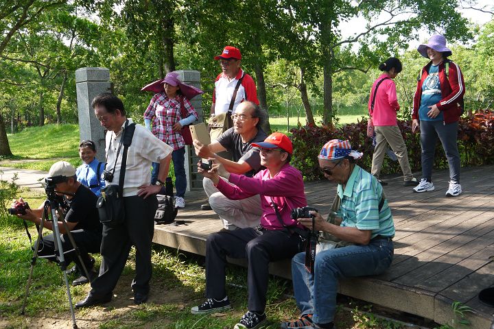 討論安排外拍蒐集相片和影片，以增加素材。