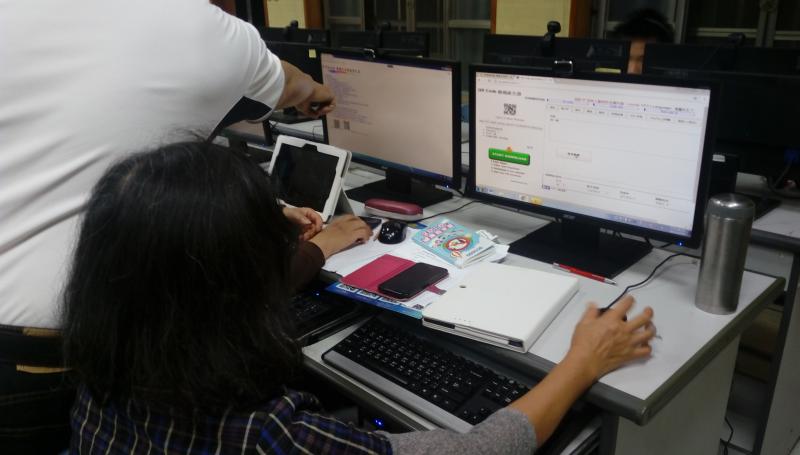 聯忠老師教導學員使用電腦