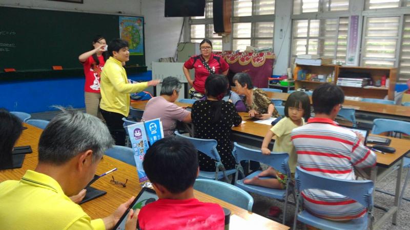 鳳林數位機會中心不出門也能環遊世界課程，老師講解google map步驟