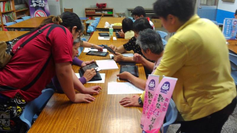 鳳林數位機會中心不出門也能環遊世界課程，學員實際練習操作google map