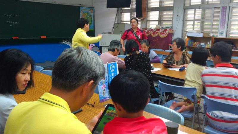 鳳林數位機會中心不出門也能環遊世界課程，講師與學員上課畫面