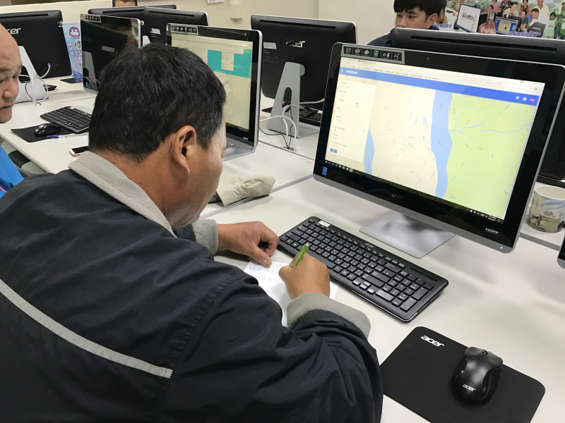 學員使用Google地圖搜尋自家店址，確認位置是否正確，並寫下準備要登入的商家資訊