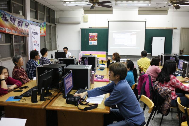 學員們在螢幕前專心聆聽老師解說