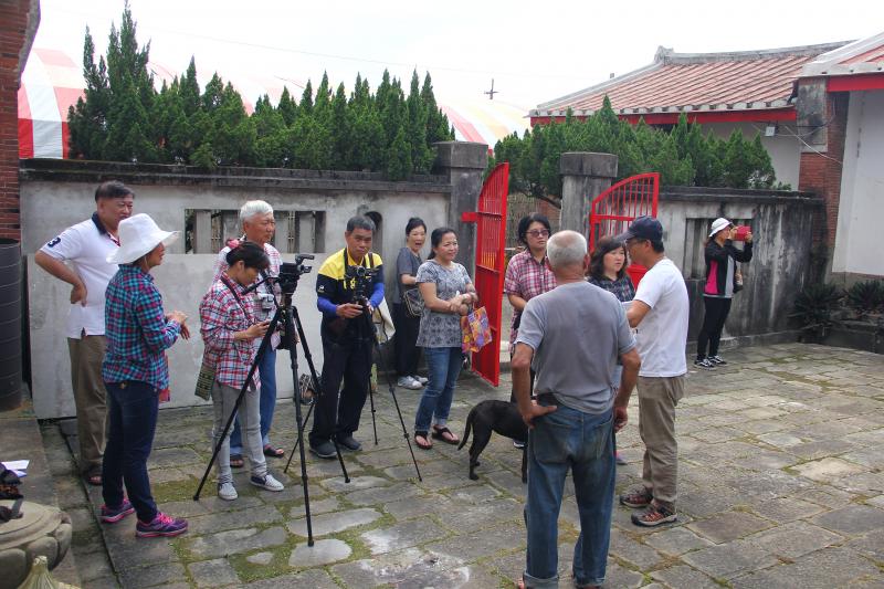 學員們在戶外採訪實拍課程