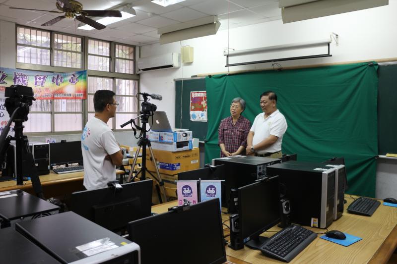 學員們在布幕前錄製主播播報影片