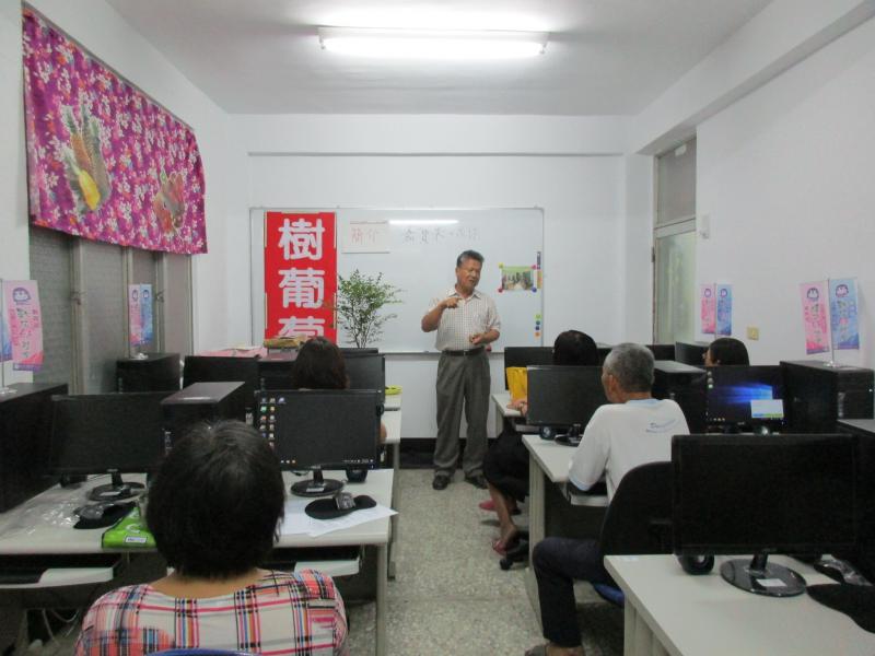 老師認真講課，學員認真聽課中