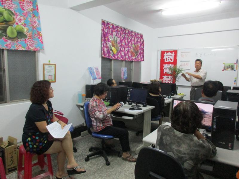 老師與學員課後討論