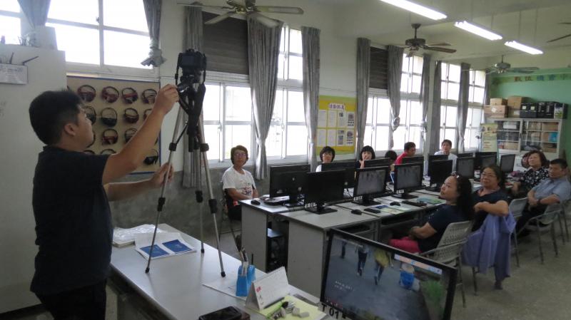 老師示範教學如何操作