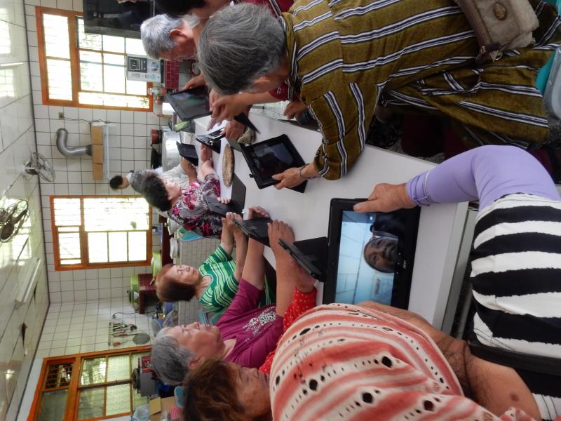 教學員運用平板