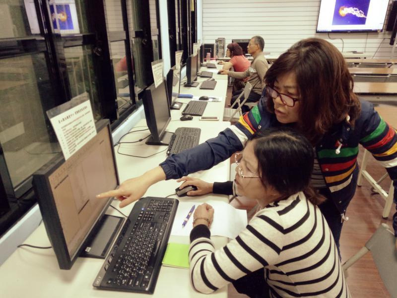 講師親身指導學員操作