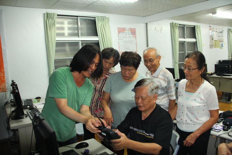 學員們透過講師的紹介，深入淺出的理解空拍基礎