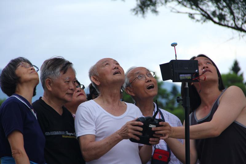 外拍實際操作，講師指導學員們如何透過空拍操作，理解畫面構圖及空間認知