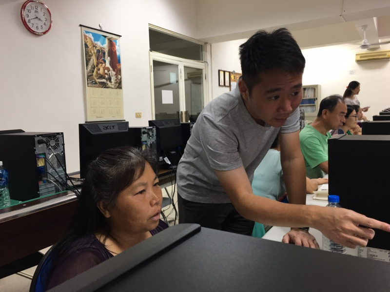 指導學員於專屬網頁查詢火車高鐵時刻表，學習上網訂票。