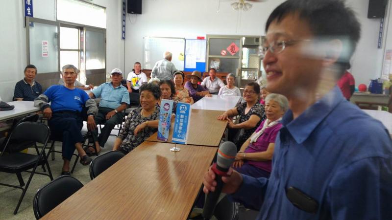 鳳林數位機會中心大螢幕追劇神器課程，老師講解步驟電視及網路結合