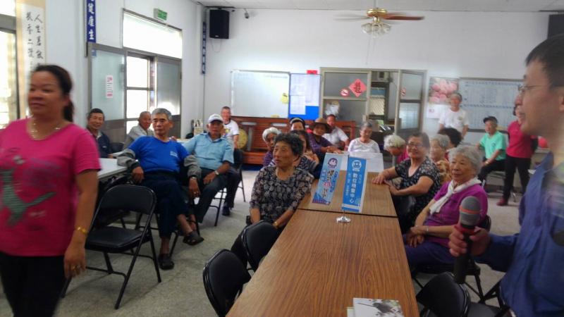 鳳林數位機會中心大螢幕追劇神器課程，學員開心的學習數位應用