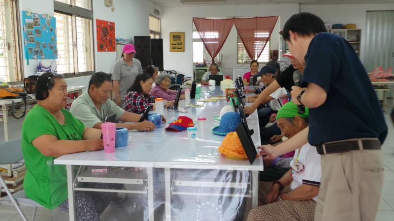 平板電腦-數位錄影-87歲阿嬤玩會說話的湯姆貓錄影功能，聽到湯姆貓會學阿嬤說話，哈哈大笑，非常開心