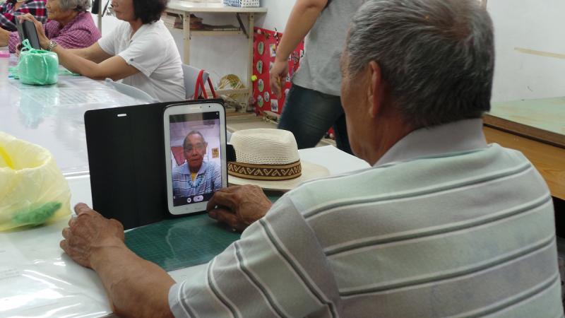 原住民阿公歌唱-用平板電腦將自己的影像錄製下來