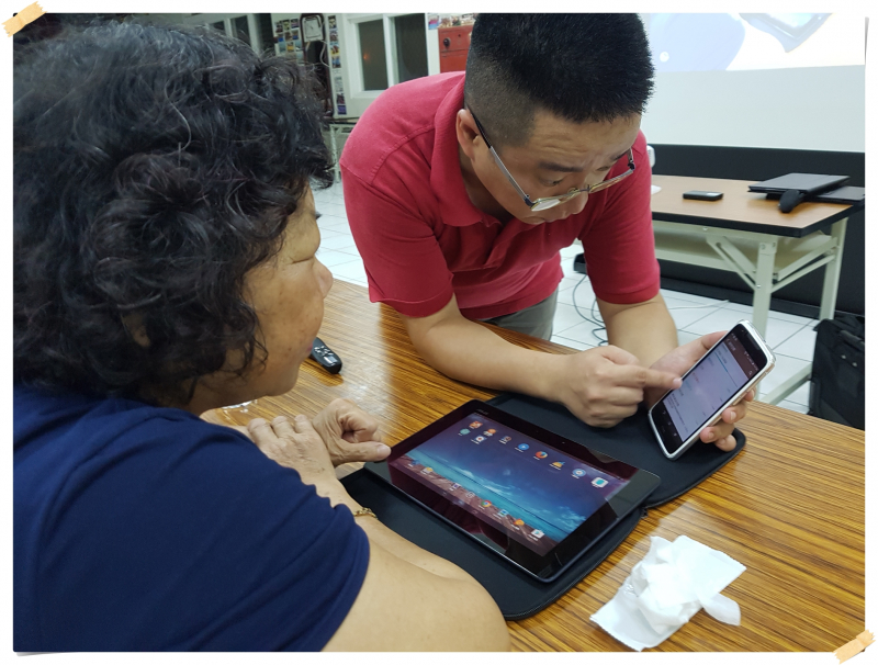 老師指導學員操作