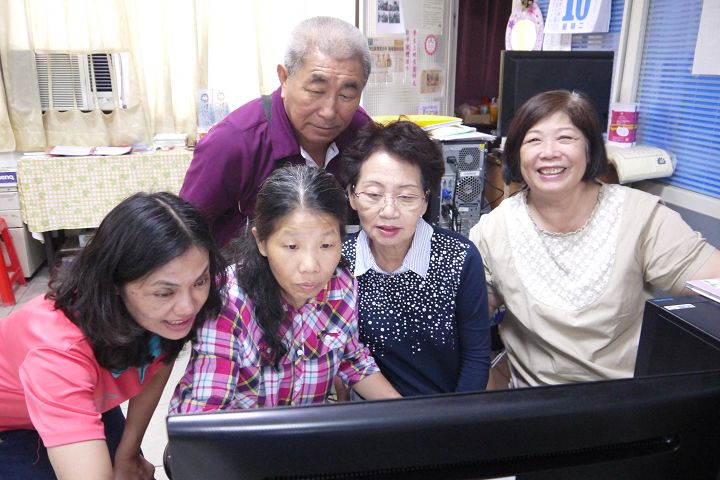 做自己的個人專輯，請同學幫忙給建議。