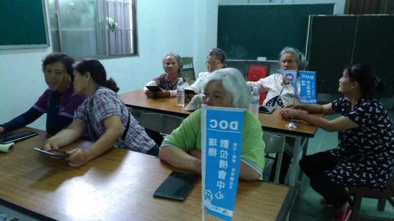 不出門也能環遊世界，學員互相討論學習