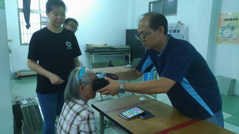 老師在旁邊指導教學