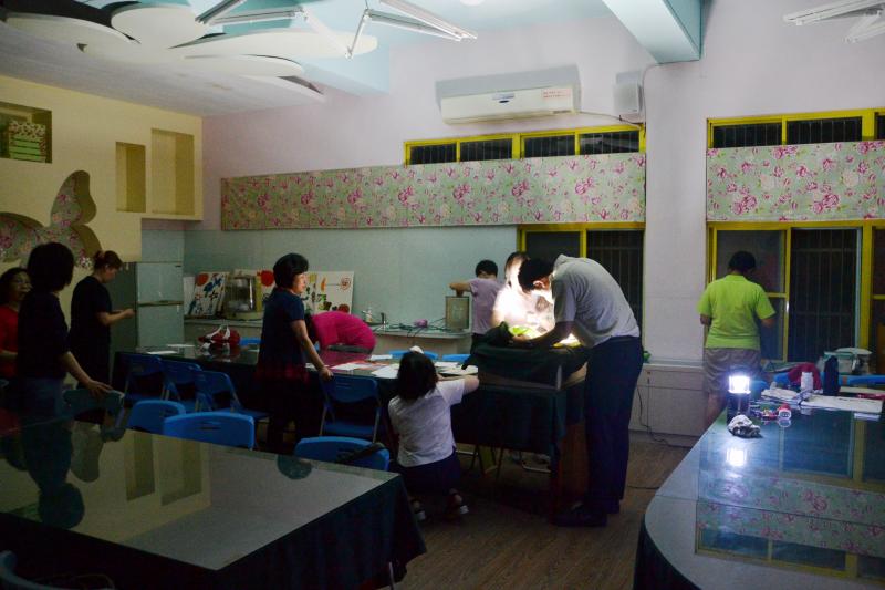 絹印製版程序，學員製作出屬自己的創意圖案，從刷版、感光、洗版、完成製版，最後試印，一系列動作，學員們忙的不可開焦。