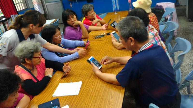 老師指導學員練習操作功能