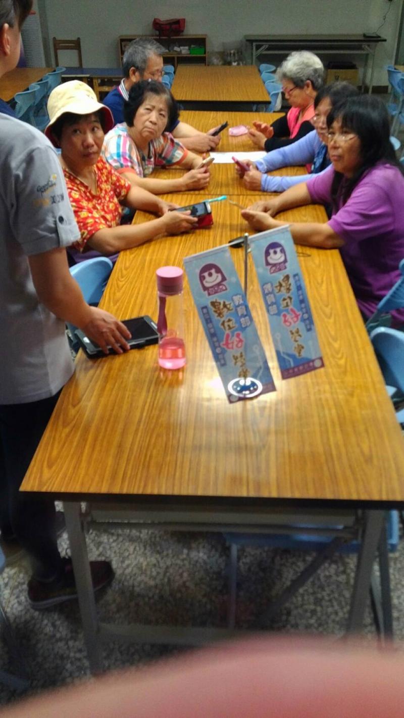 講師與學員互相討論學習