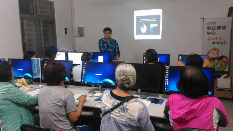 鳳林數位機會中心社群行銷達人初級班課程，講師講解社群行銷操作