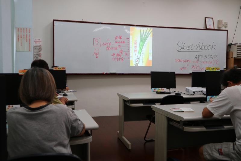 老師示範如何繪畫