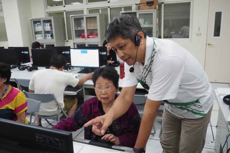 老師很仔細教導學員