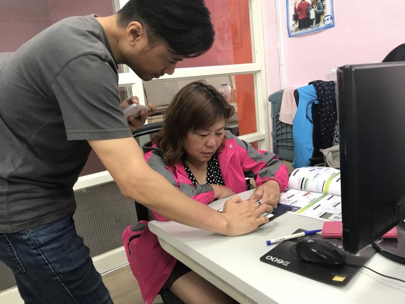 講師與學員上課畫面