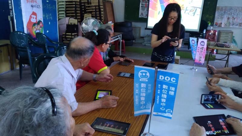 學員互相討論學習