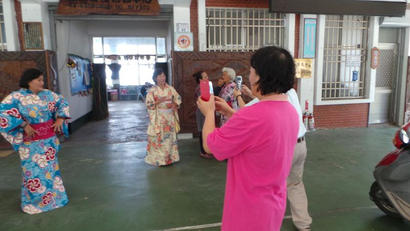 學員用手機與平板電腦互相拍照練習