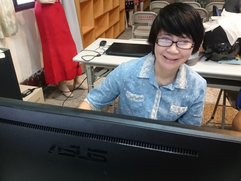 學員認真操作每個步驟。