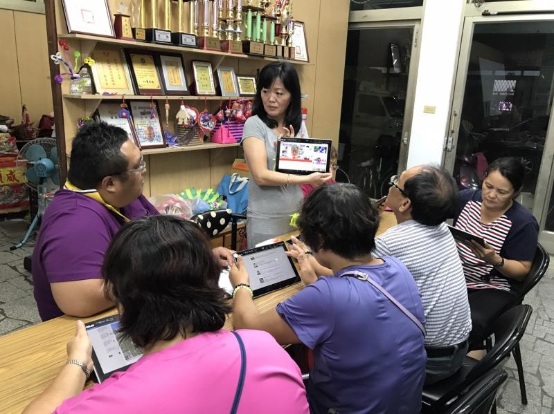 老師教導如何安全上網以及使用規範，在應用在生活上面，省了許多時間也帶了很多樂趣