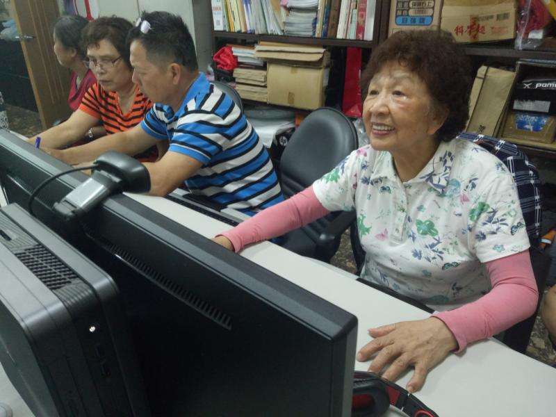 學員互相討論與實際操作