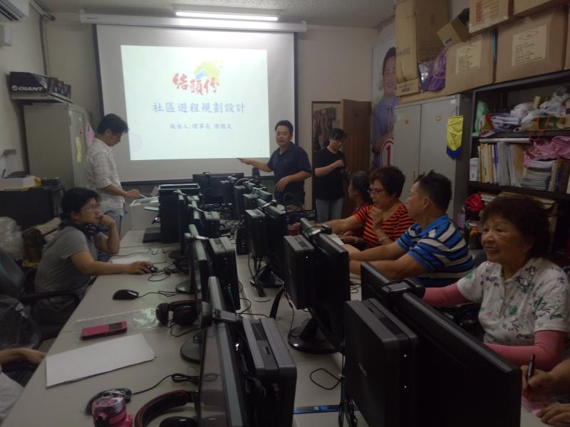 講師認真講解課程