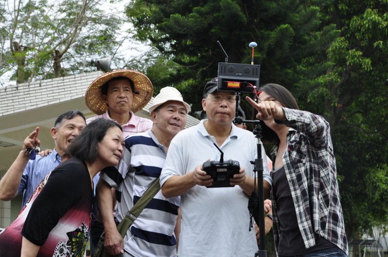 學員輪流實際操作空拍