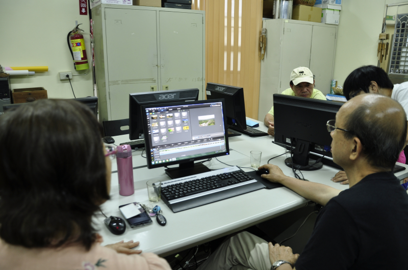 老師指導學員在 DOC 利用威力導演，將空拍影片配合人物訪談影片，剪輯成簡單的空拍影片